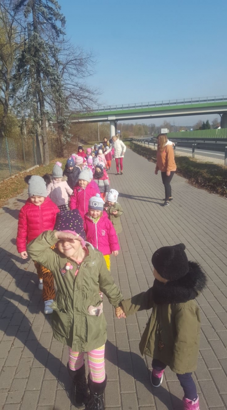 Jesienny spacer przedszkolaków